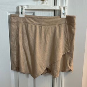 Beige suede skort